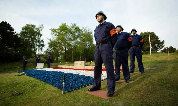 geen dikkerds in erewacht waalsdorpervlakte