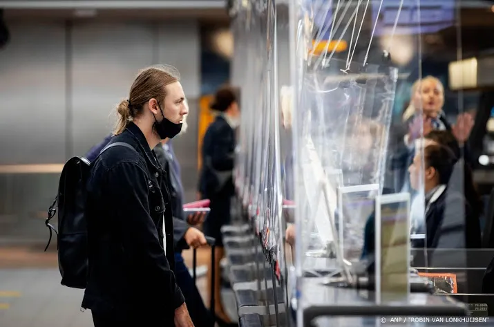 geen extra maatregelen tegen rijen op schiphol mondkapje genoeg
