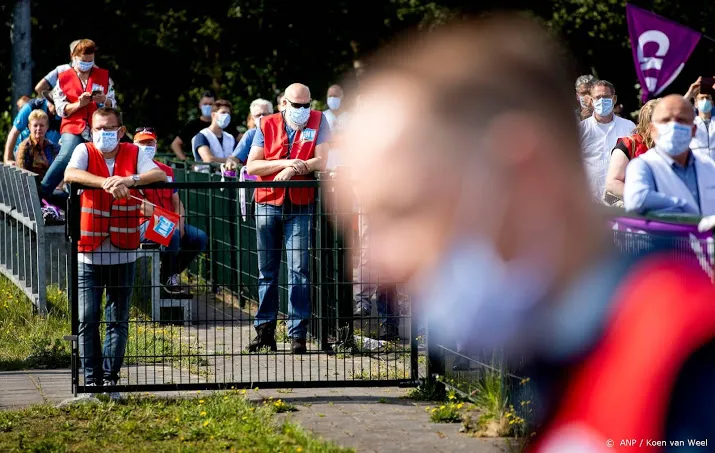 geen loonsverhoging wel eenmalige bonussen personeel tata steel