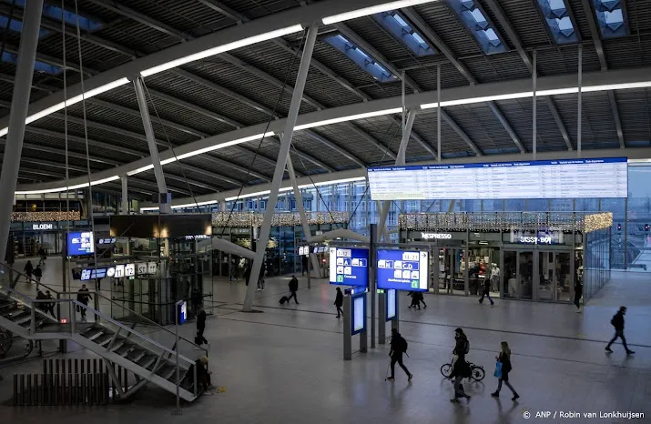 geen of verkeerde informatie schermen treinstations door storing