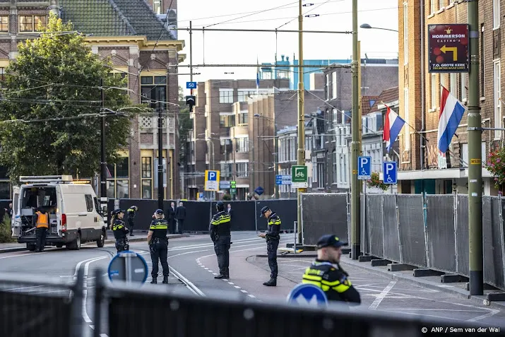 geen oranjefans wel veel politie op straat in den haag