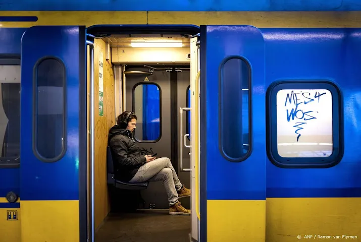 geen treinen tussen deventer en zutphen door auto op spoor