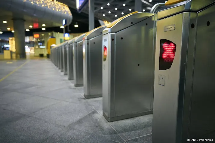 geen treinen tussen roermond en swalmen door busje op spoor