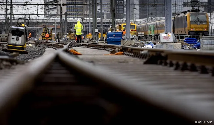 geen treinen tussen rotterdam en schiphol op zondag