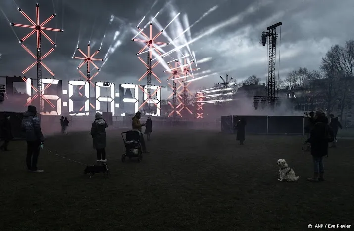 geen vuurwerk op museumplein in amsterdam wel licht en muziek