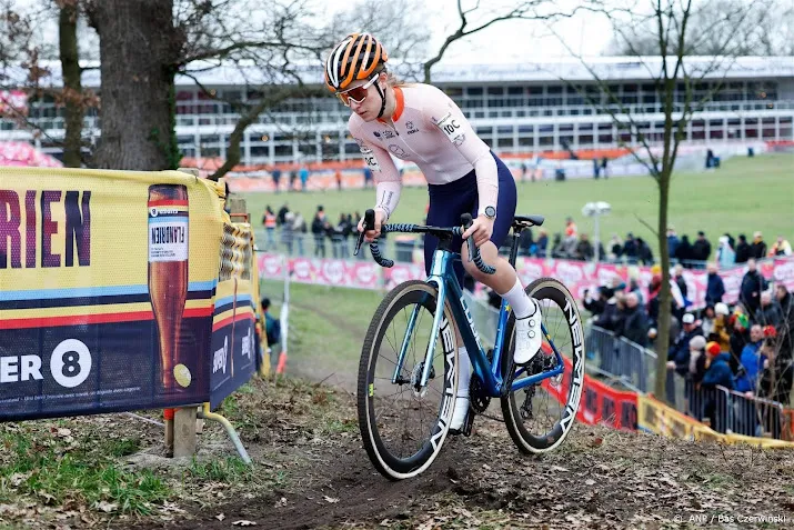 geen wk medaille veldrijdster molengraaf bij junioren na pech
