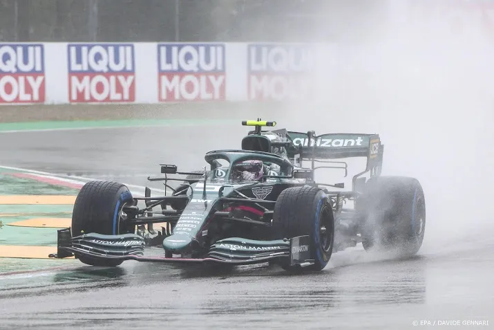 gefrustreerde vettel worstelt met bolide aston martin