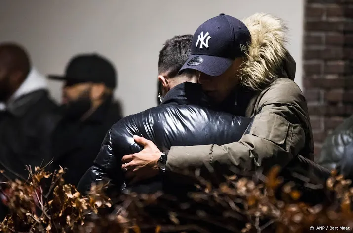 gelaten sfeer bij afscheid van rapper feis