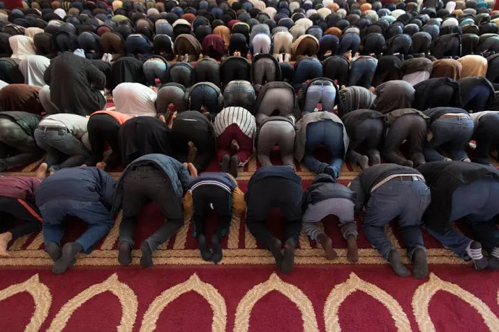geld uit golfregio naar tientallen moskeeen