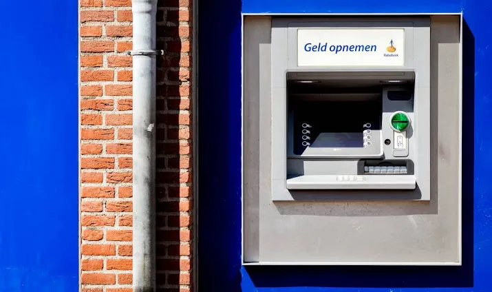 geldautomaat wordt geel en gaat geldmaat heten