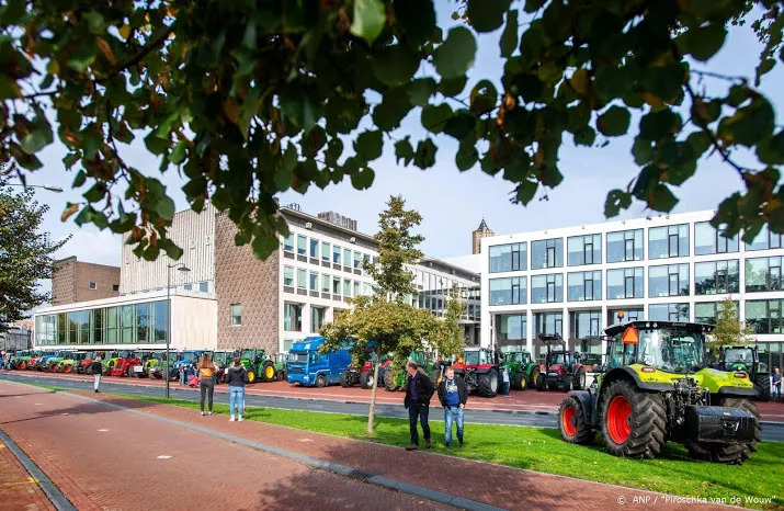 gelderland bevriest vergunningen voor boeren