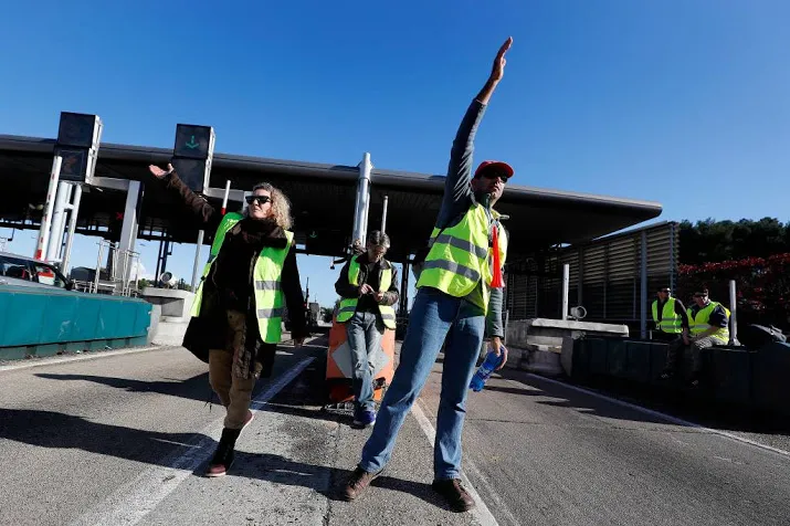 gele hesjes protesteren in twee steden