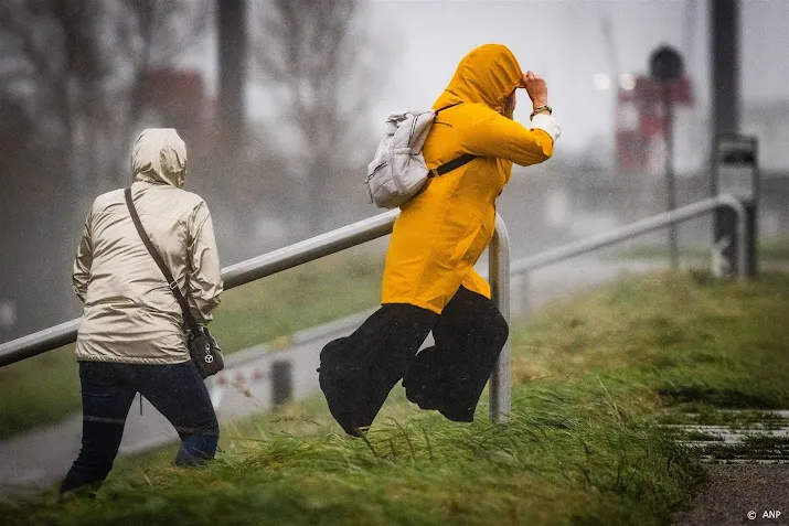 gemeente amsterdam blijf weg uit parken om storm ciaran