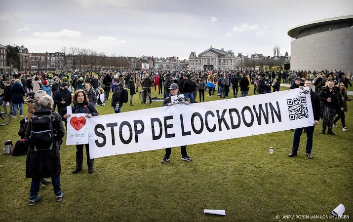 gemeente amsterdam ontbindt betoging op museumplein