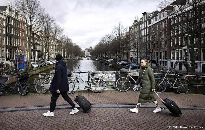 gemeente amsterdam wil af van overlast toeristen stay away