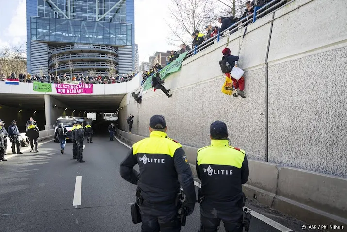 gemeente den haag wil voor het donker activisten van a12 hebben