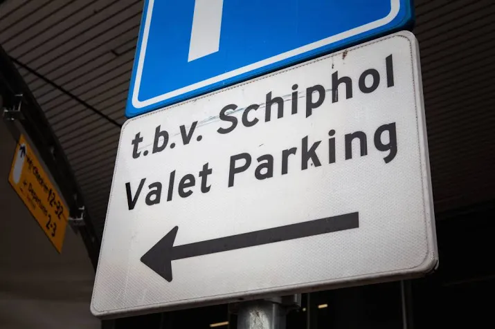 gemeente pakt valetparking schiphol aan