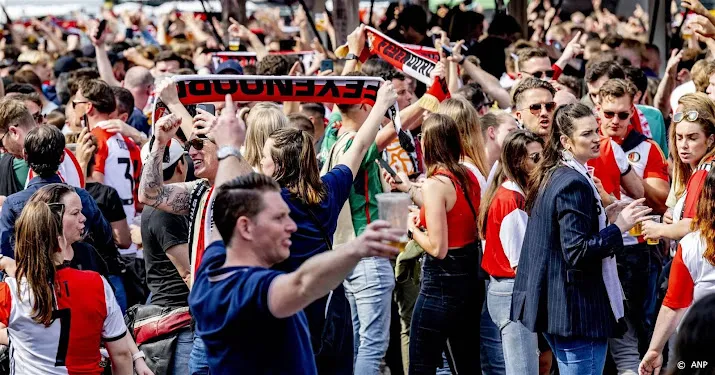 gemeente rotterdam stadhuisplein vol fans kom er niet meer heen