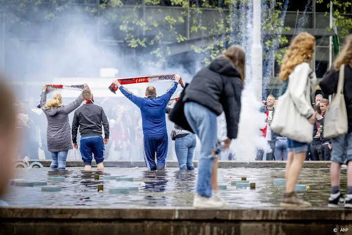 gemeente rotterdam vraagt fans te vertrekken van het hofplein