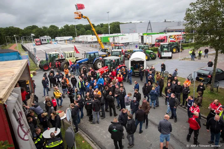 gemeente wil boeren om half twee weg bij distributiecentrum ah