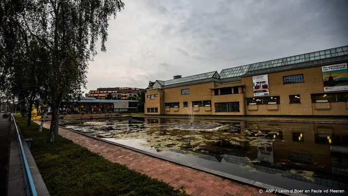 gemeentemuseum komt met grote dior expositie