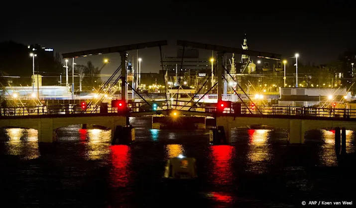 gemeenten en bedrijven doen licht uit tijdens nacht van de nacht