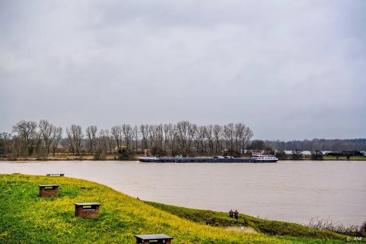 gemeenten sluiten kades wegens hoogwater