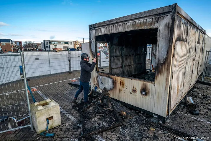 gemeenteraad urk debatteert over rellen tegen de avondklok