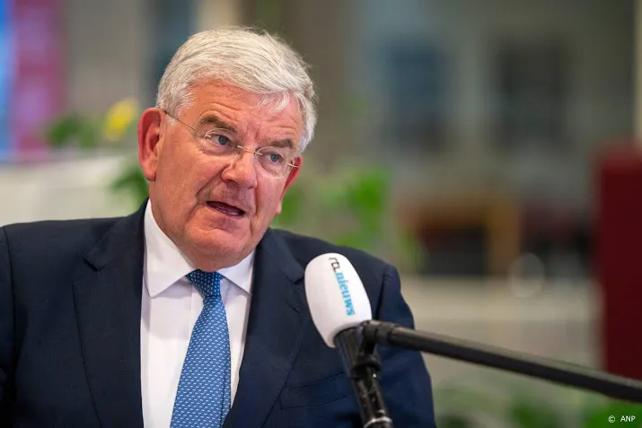 gemeenteraad zwaait van zanen uit