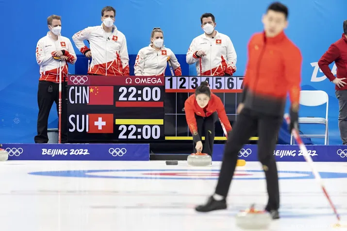 gemengde curlingploegen brengen winterspelen op gang