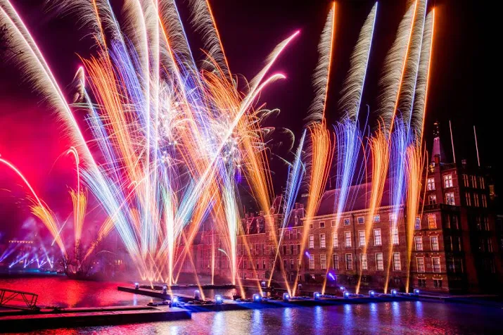 gemoedelijke sfeer rond vuurwerkshows