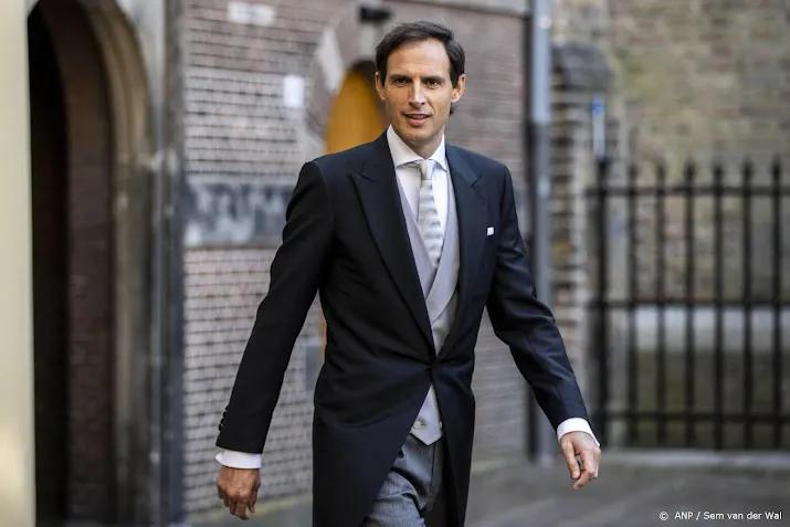 genodigden komen aan bij grote kerk voor troonrede