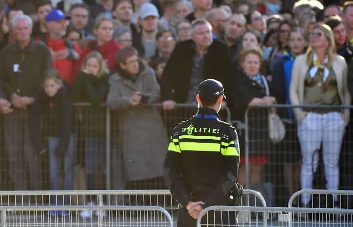geschreeuw tijdens herdenking op de dam