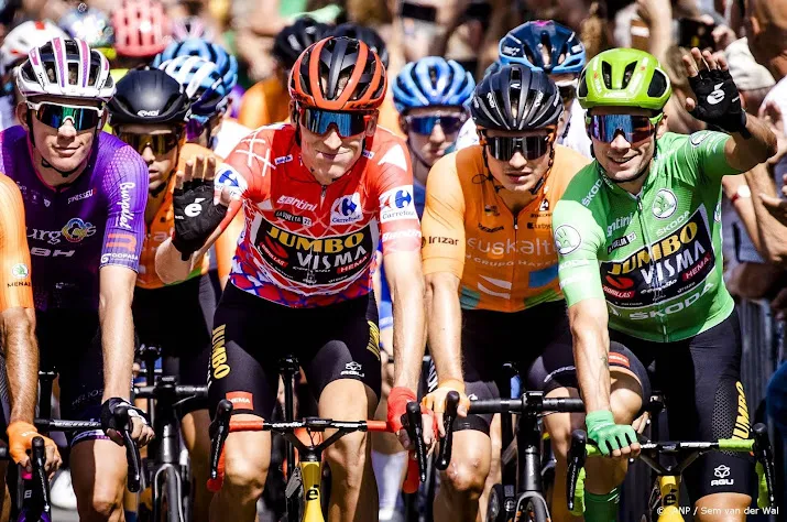 gesink genoot in het rood met een glimlach en een grimas