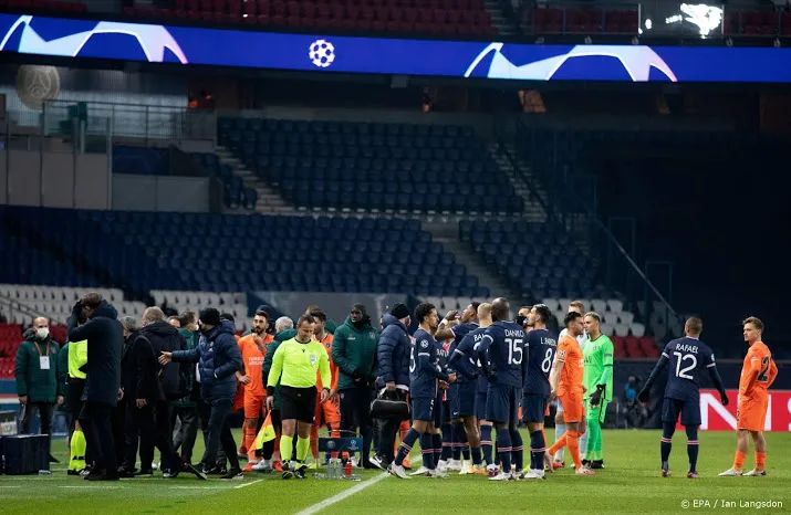 gestaakt champions leagueduel in parijs gaat woensdag verder