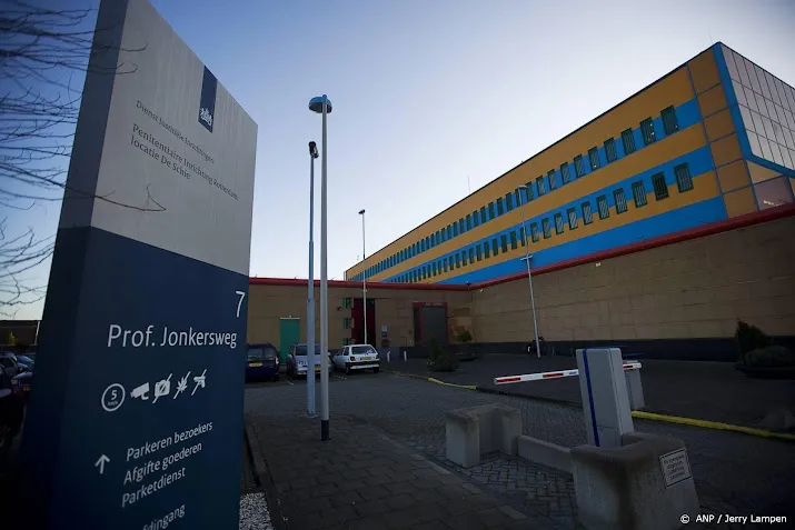 gevangenisdirectie spreekt met opstandige gedetineerden de schie