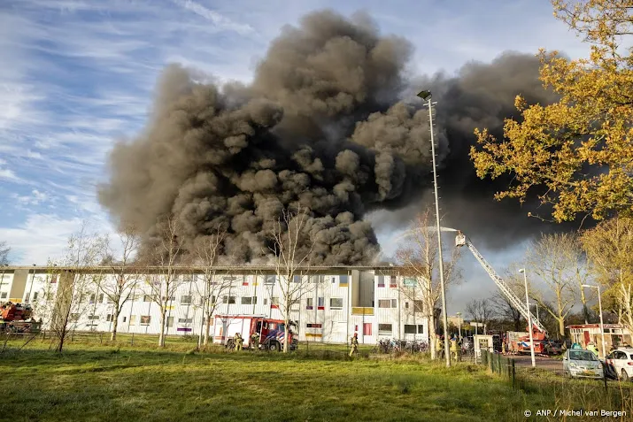 gewonde bij grote brand in appartementencomplex in amsterdam
