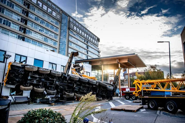 gewonde door omvallen kraan bij erasmus mc