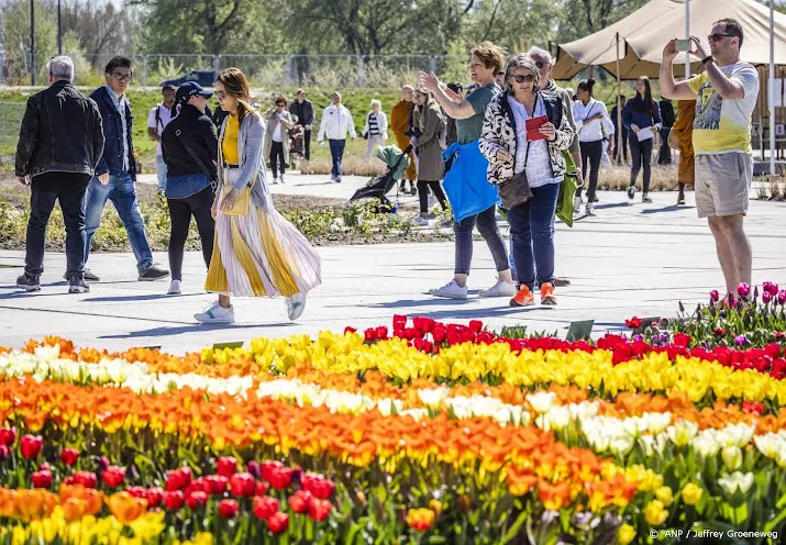 gezellige drukte in pretparken en natuur op eerste paasdag