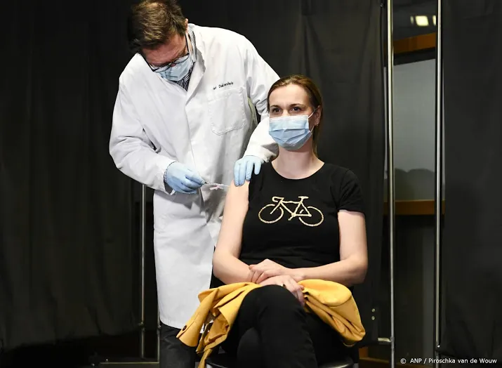 gezondheidsraad adviseert over coronaprik tieners