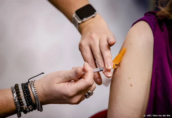 gezondheidsraad baas moet sommige werknemers griepprik aanbieden