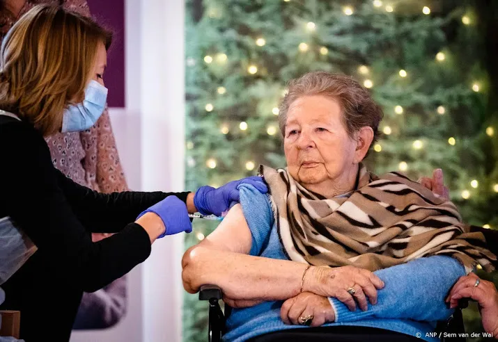 gezondheidszorg overeind houden en vaccineren uitweg pandemie