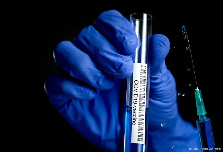 ggd haaglanden vaccineert zorgmedewerkers op een locatie
