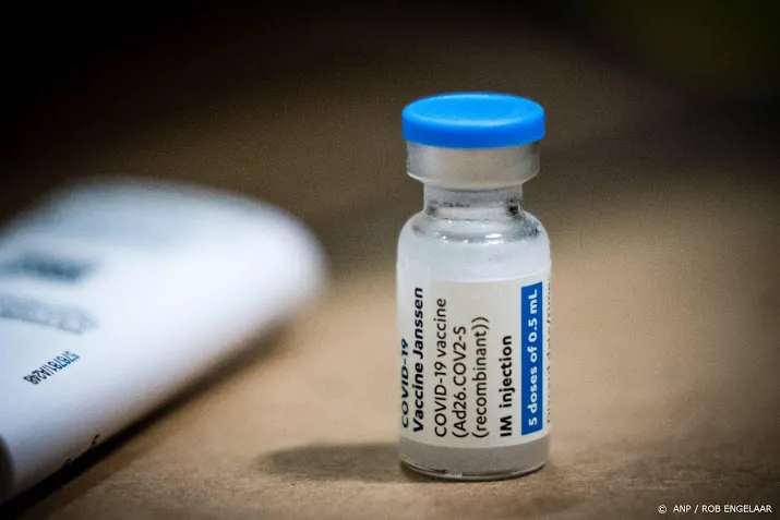 ggz medewerkers ingeent met coronavaccin van janssen in leiden