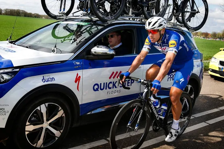gilbert fietst door na val in afdaling