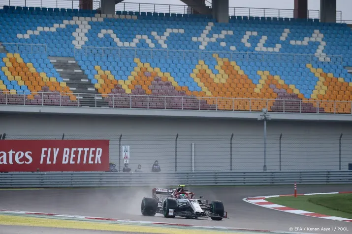 giovinazzi en russell crashen al in warming up gp turkije