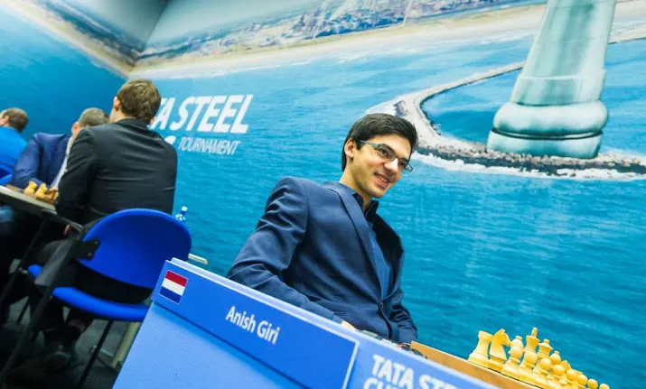 giri meldt zich weer aan kop