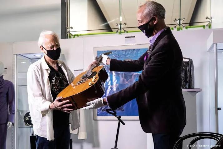 gitaar van kurt cobain voor 53 miljoen euro verkocht