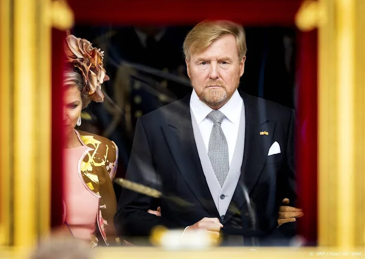 glazen koets met koning en koningin uitgefloten tijdens rijtoer