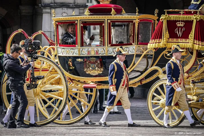 glazen koets met koningspaar en prinses amalia vertrokken